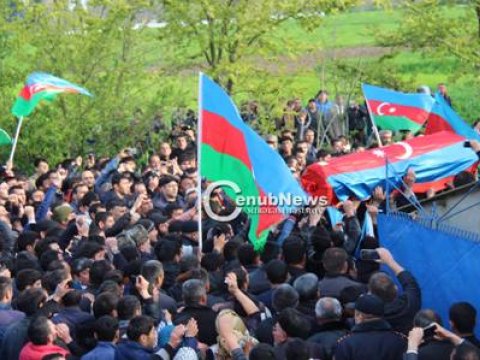 Şəhid gizirin meyitini doğma qardaşı döyüş ərazisindən çıxarıb 