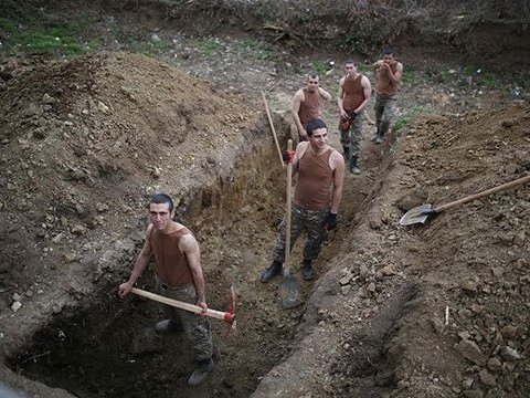 Mövqelərini itirən ermənilər yeni səngərlər qazırlar - FOTOLAR