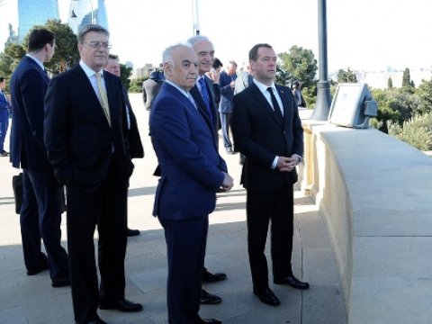 Medvedev Şəhidlər xiyabanını ziyarət edib - FOTOLAR