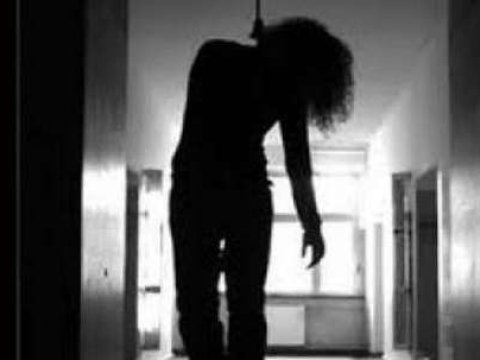   Ərindən boşanan qadın özünü asdı  