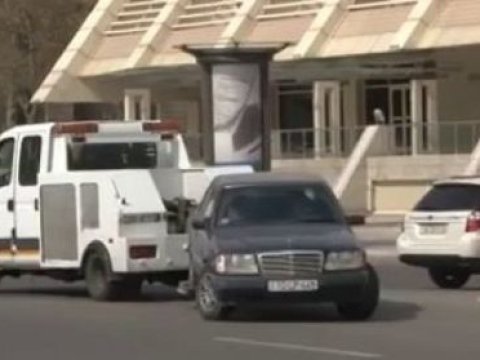 Evakuator avtomobili sürüyə-sürüyə aparır-Video