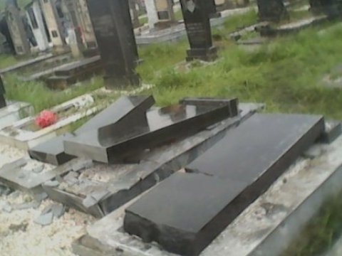  Astarada 20-yə yaxın qəbir daşı sındırılıb