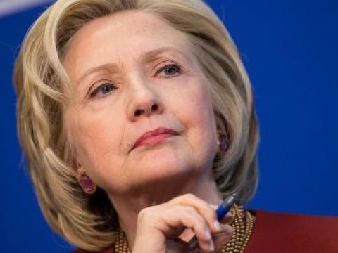  Rəqibi Hillarini fahişə adlandırmağı qadağan etdi