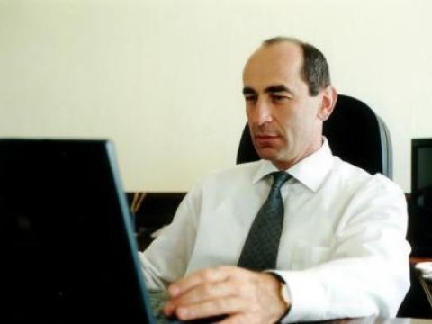   Robert Koçaryanın evinə qumbara atılıb 