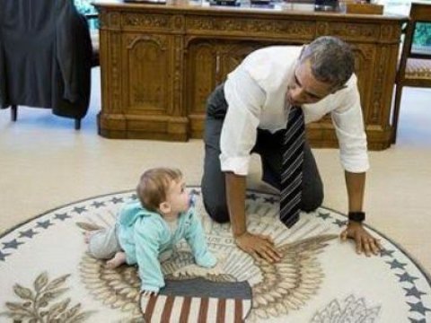  Psakinin qızı Obamanı diz çökdürdü