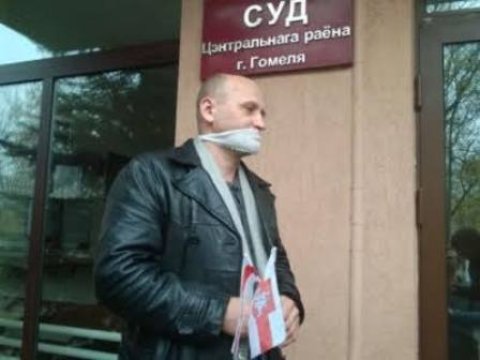  Belarusda jurnalist ağzını tikdi