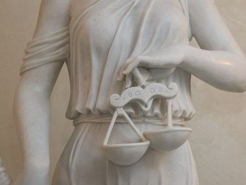 Azərbaycanlı taksi sürücüsünü öldürən skinhed məhkəmə qarşısına çıxdı