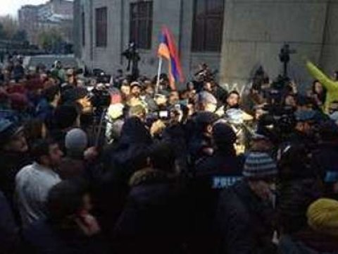  Ermənistanda Rusiya əleyhinə aksiyalar başlayıb -Video