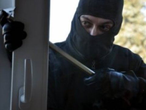  Bakıda mənzildən xeyli pul və qızıl-zinət əşyaları oğurlanıb