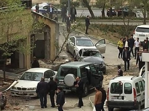 “Xalq bank”ın yaxınlığında partlayış - Xeyli maşın sıradan çıxdı - FOTO