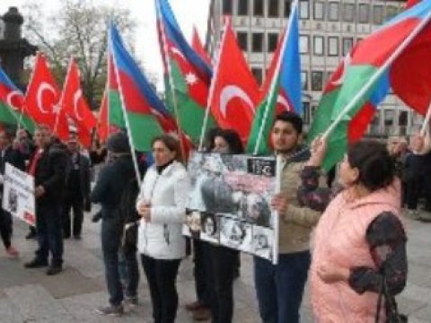 Kölndə Azərbaycanlılar aksiya keçirib Merkelə müraciət etdilər
