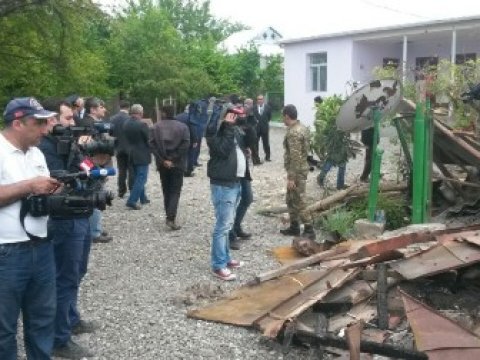 Xarici  jurnalistlər сəbhə bölgəsində - FOTOLAR