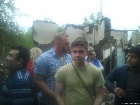 Xarici jurnalistlər Agcabədidə dağılmış evlərə baş çəkib