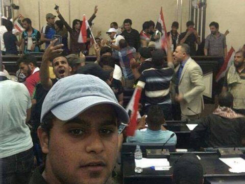 Şiələr İraq parlamentini ələ keçirdi - deputalar girov götürülüb