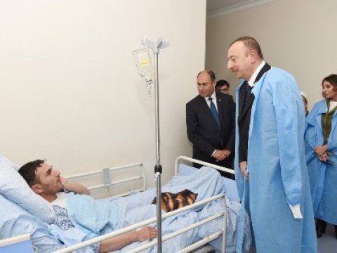 İlham Əliyev yaralılara baş çəkib - FOTOLAR