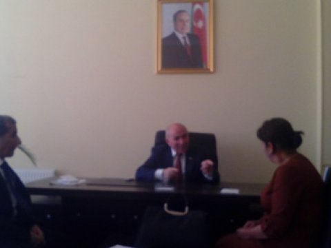 Deputat seçicilərinə kömək etməyə çalışıb 