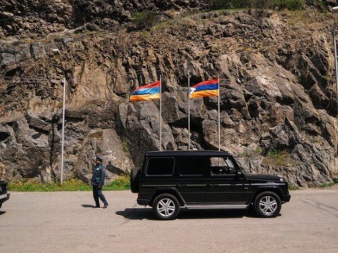 Ermənilərin ruh düşkünlüyü Fransa qəzetində - FOTOLAR