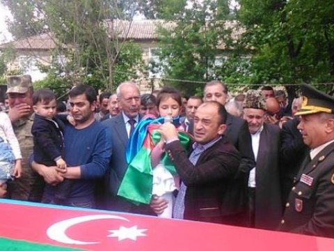 Şəhid kapitanın qızı atasının nəşi önündə şeir söylədi - VİDEO