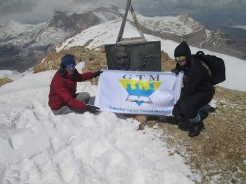 Gənclər Heydər Əliyev zirvəsinə yürüş etdilər 