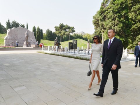 Prezident Heydər Əliyevin məzarını ziyarət edib