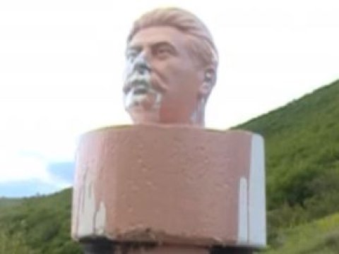  Stalinin dünən qoyulan abidəsi bu gün söküldü 