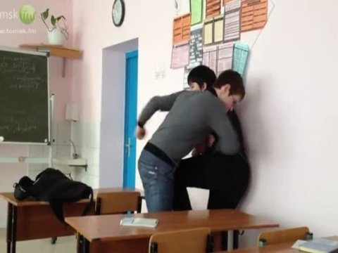 Orta məktəbdə dava d&uuml;şd&uuml;, direktor DANIŞDI: &ldquo;D&ouml;y&uuml;lən də, d&ouml;yən də 11-cilərdir&rdquo;  