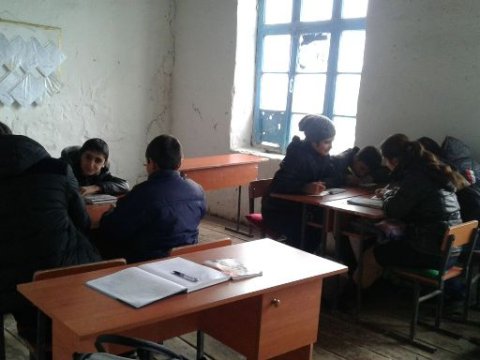 K&ouml;&ccedil;k&uuml;n rayonlarında Təhsil ş&ouml;bələri məktəbləri bataqlığa aparır 