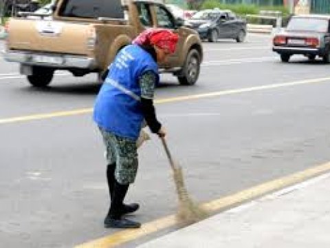 Evini oğluna verib k&uuml;&ccedil;ə s&uuml;p&uuml;rən ananın ARZULARI