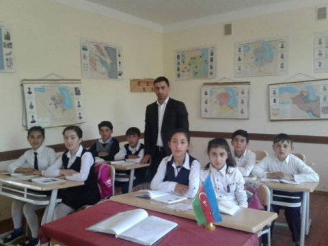 Ucqar kəndin gənc m&uuml;əllimi:&nbsp; &ldquo;Hər g&uuml;n 8 km tozlu-pal&ccedil;ıqlı yolu dərsə piyada gedirəm&rdquo; - LAYİHƏ