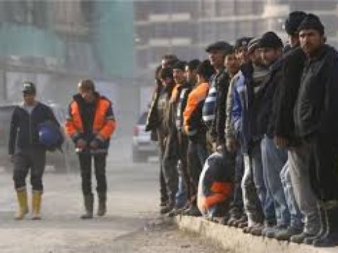 Vergidən yayınmaq &uuml;&ccedil;&uuml;n iş&ccedil;ilər zirzəmidə gizlədildi - VİDEO