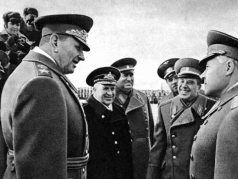 M&uuml;dafiə nazirinin etirazı: &ldquo;Brejnev yalnız mənim meyitimin &uuml;st&uuml;ndən ke&ccedil;məklə marşal r&uuml;tbəsi ala bilər&rdquo; - MARAQLI