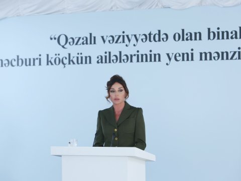 Birinci vitse-prezident k&ouml;&ccedil;k&uuml;n ailələrinə yeni mənzillərin verilməsi mərasimində iştirak edib
