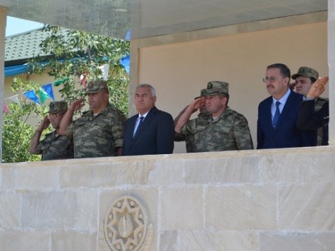 İcra baş&ccedil;ısı &ouml;n xəttədki hərbi hissəyə sovqat apardı