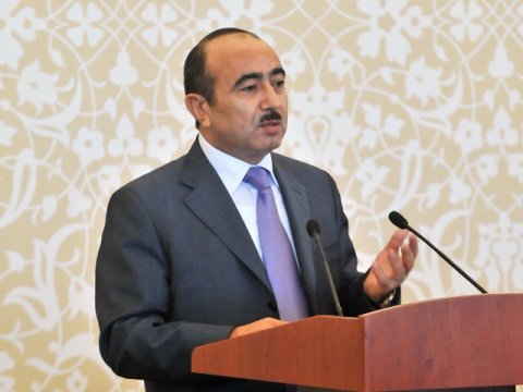 Əli Həsənov jurnalistlərin mənzil bölgüsündən narazı qalanlara CAVAB VERDI  