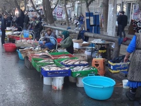 Bakıda qanunsuz küçə ticarətinə niyə son qoya bilmirlər...