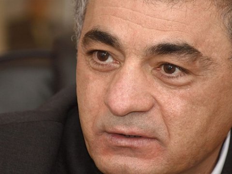 Doğum günündə də məşğul olan Fəxrəddin Manafov sevənləri ilə görüşür