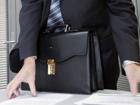 Övladlarının avtomobilləri altında “əzilən” MƏMURLAR