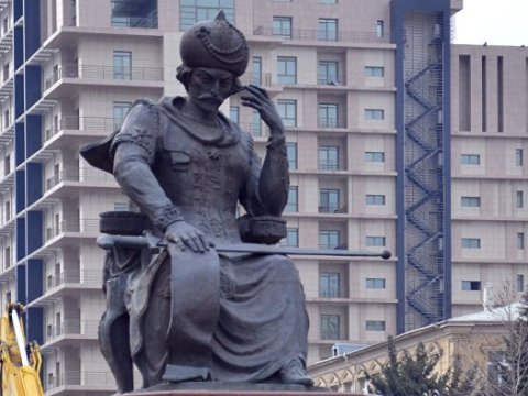 Xətainin heykəlinə yiyə duran tapılmır