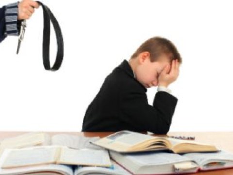 İmtahanda yüksək nəticə göstərən müəllim şagirdin başını divara vurub