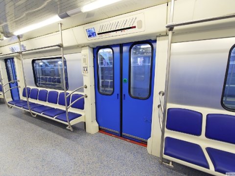 Metrodan istifadə edənlər bir müddət də istidən “bişməli” olacaq 