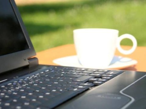 Su, çay, qəhvə - Kompüter qarşısında bu içkilərdən istifadə etməyin 