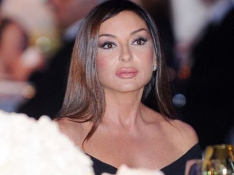 Qızları Mehriban Əliyevanı belə təbrik etdilər - FOTO