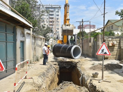 “Azərsu” yollarda kanalizasiya kollektoru tikir