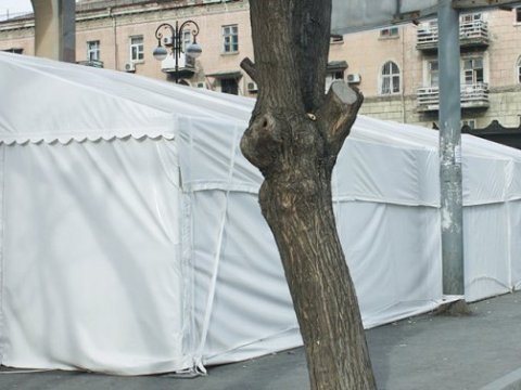 Metrostansiyaların girişindəki &ldquo;&ccedil;adır-bazar&rdquo;lar kimindir... - A&Ccedil;IQLAMA  &nbsp;