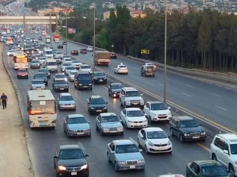 Bakının tıxacı: &ldquo;Bir məktəbli &uuml;&ccedil;&uuml;n 2-3 avtomobil gedir&rdquo;