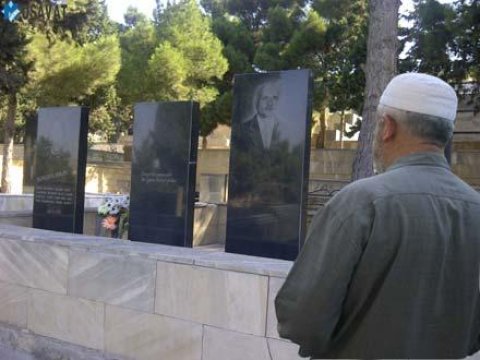 Məzar daşlarına yazılan şeirlər dinə ziddir? - Hacı Şahin: “...sanki rəqabət var”   