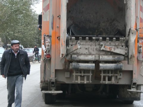 Zibildaşıyan maşınlar Bakını zibilləyir