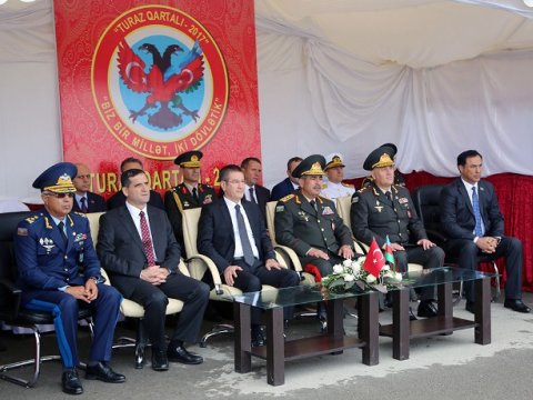 Zakir Həsənov türkiyəli nazirlə birgə təlimlərin bağlanışında...