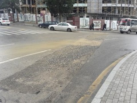 Bakıda yol çökdü, nəqliyyatın hərəkəti iflic oldu - RƏSMİ