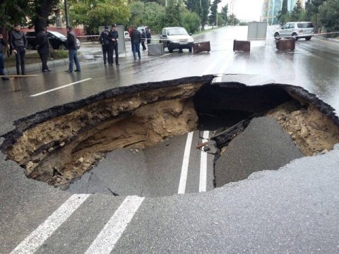 Bakıda daha bir yol çökdü - 